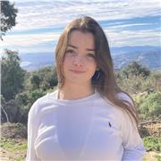 Refuerzo escolar e inglés. Primària y primer ciclo de ESO. Tengo experiencia y el FCE de inglés. Me gusta enseñar y tengo un expediente académico impecable. Muy responsable, trabajadora y prudente. Cualquier duda
